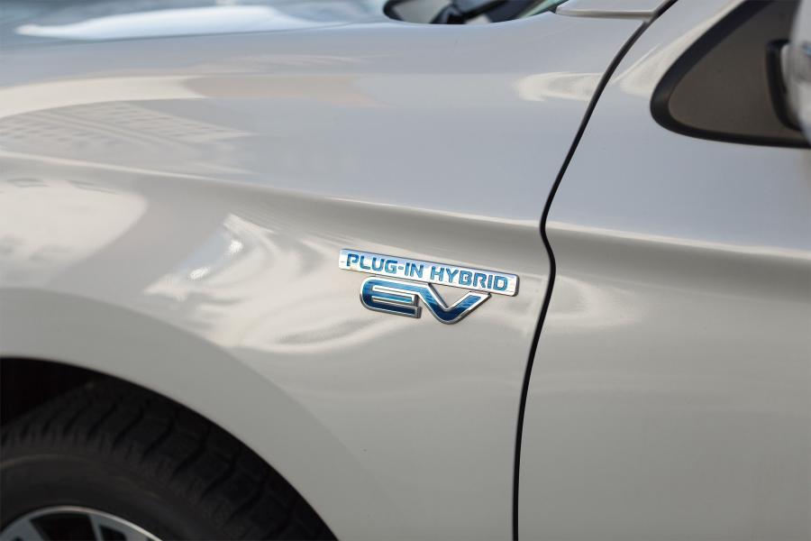 Детали экстерьера Mitsubishi Outlander PHEV 2017 года  (NA) (фото 24 из 70)